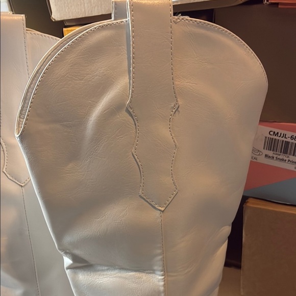 White Heeled Boots with Sleek Western Design - Picture 2 of 9